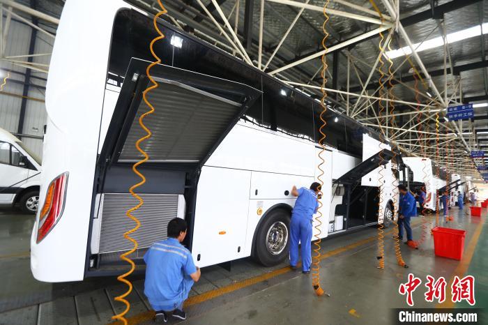 已生产完成的12台售价为9万美元/台的豪华旅行大巴，即将在10月发往也门。　刘占昆 摄