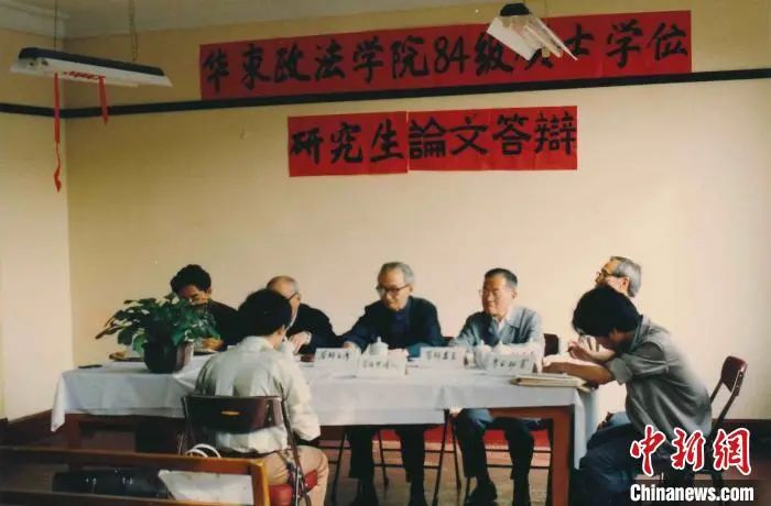 华东政法学院84级硕士学位研究生论文答辩。民盟上海市委会供图