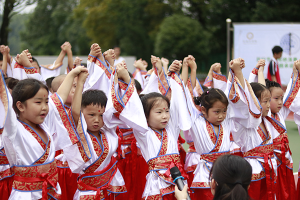 学生合唱《悯农》