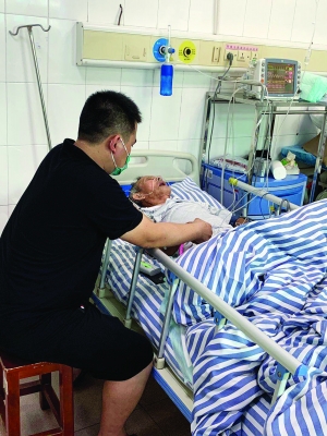 中毒老人仍未脱离危险