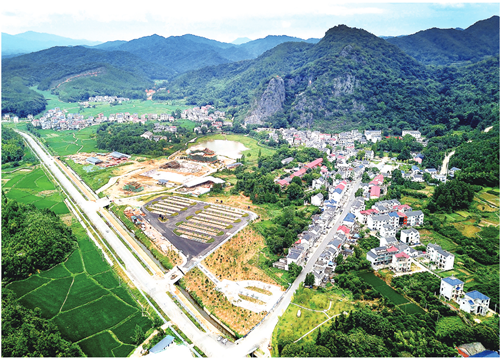 日前,位于乐平市洪岩镇洪岩村的小游园及忠宣湖周边景观改造提升工程