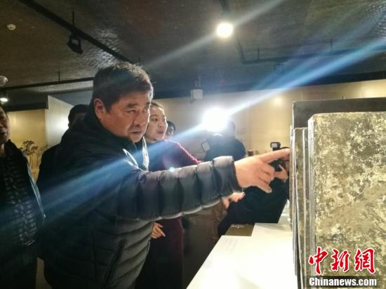 2018年，2月1日，故宫博物院院长单霁翔在苏州御窑金砖博物馆为首个故宫官式古建筑材料基地授牌。钟升 摄