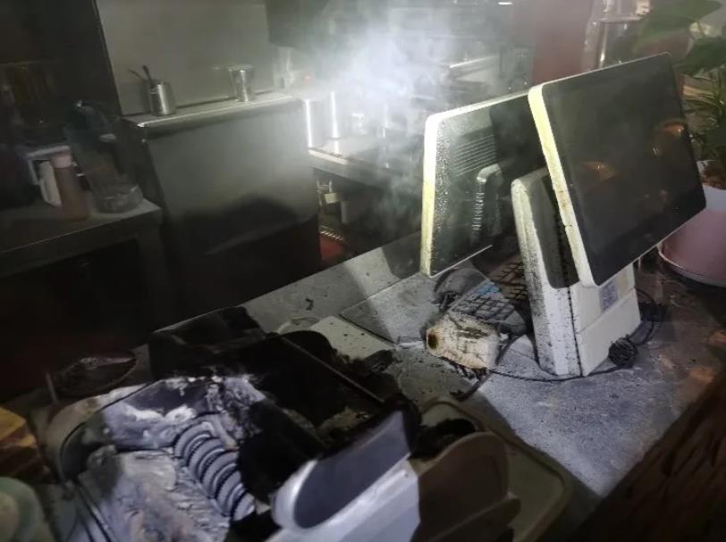 婺源小吃店凌晨发生火灾 起火竟然是充电宝引起的