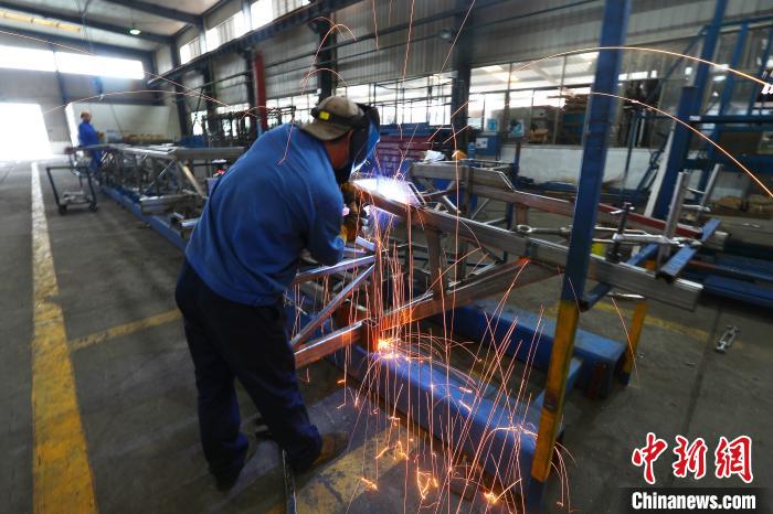 今年1至8月，百路佳客车公司今年销售额达2.95亿元人民币，共发车438台。　刘占昆 摄