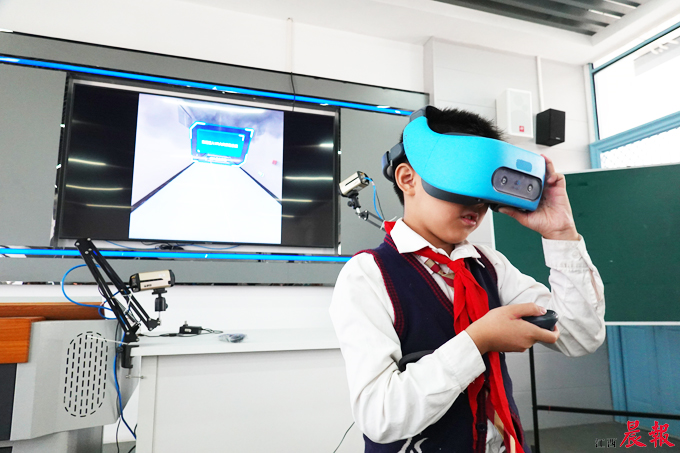 ▲小学生戴上VR头盔，“实战演练”灭火、火场逃生等防灾减灾技能。