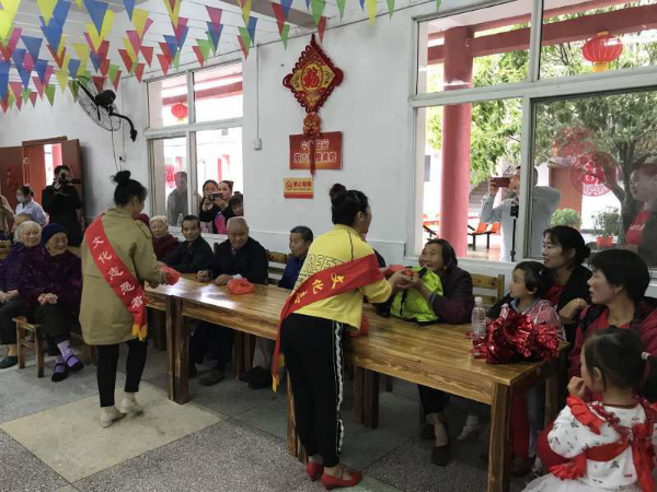 文化志愿者来到敬老院开展活动2