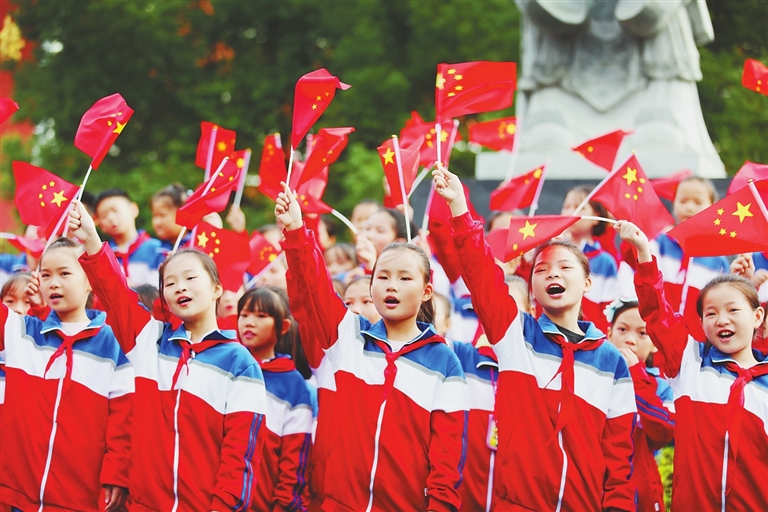上高县：千名学生同唱《我爱你中国》
