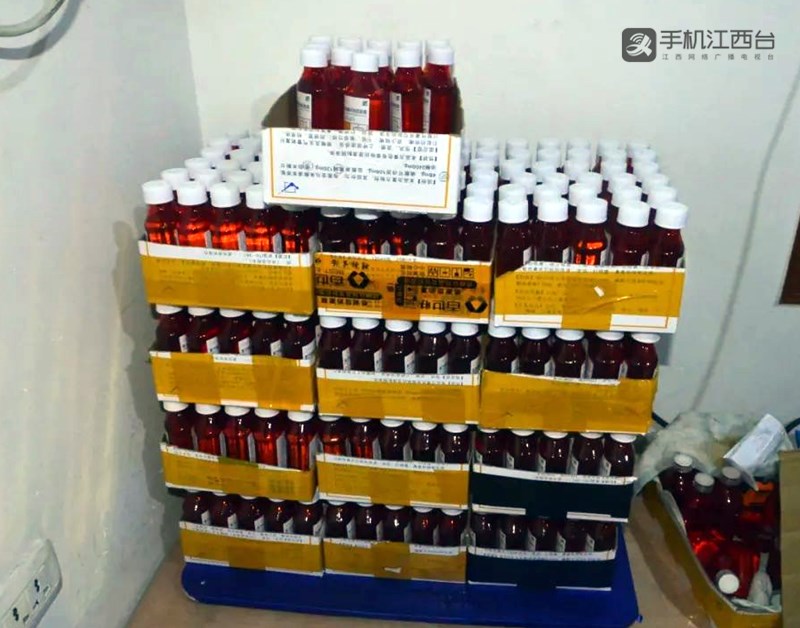 江西南城县警方缴获大量的复方磷酸可待因溶液