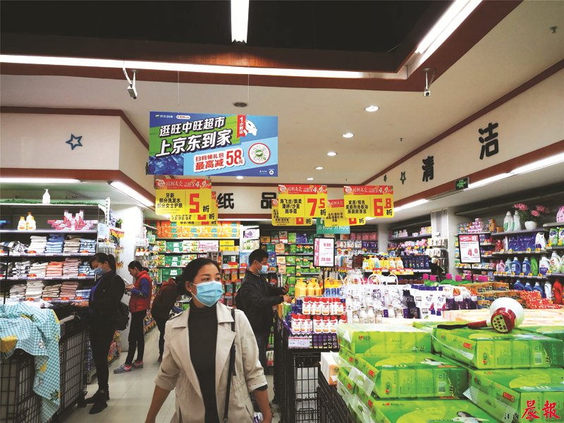 ▲在南昌旺中旺超市一门店，随处可见醒目的促销海报，大幅度的折扣吸引众多市民前去选购。