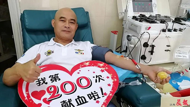 ▲刘鹏迎来了他的第200次无偿献血。省血液中心供图