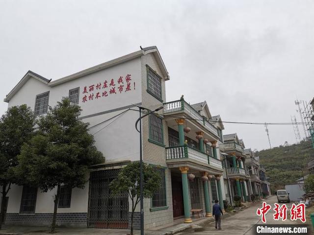 黄溪村中心村的民居墙上，“美丽村庄是我家，农村不比城市差”的标语格外醒目。　张莹 摄