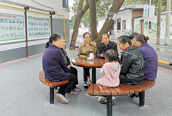 社区居民在老年人活动场所玩耍聊天