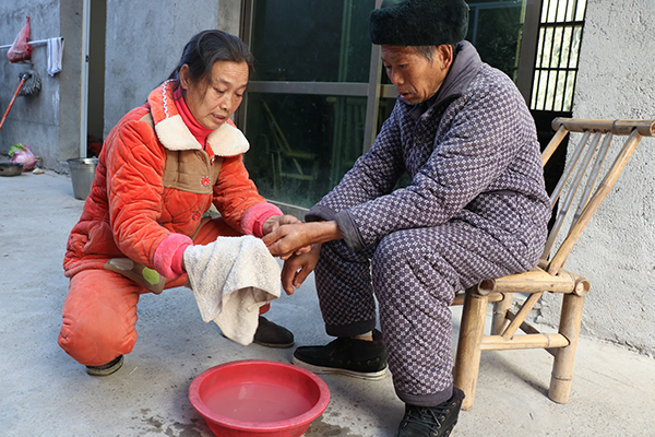 彭桂香帮叔叔洗手