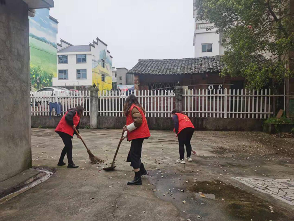 鹰潭市贵溪市河潭埠垦殖场开展"学雷锋"志愿者义务打扫卫生活动