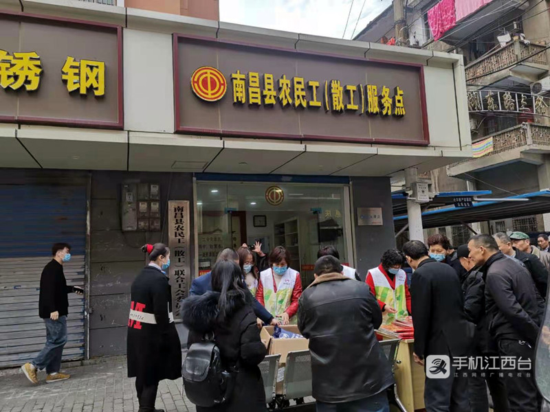 2月7日，南昌县司法局联合县总工会在南昌县农民工（散工）服务点开展为农民工发放法治大礼包活动。