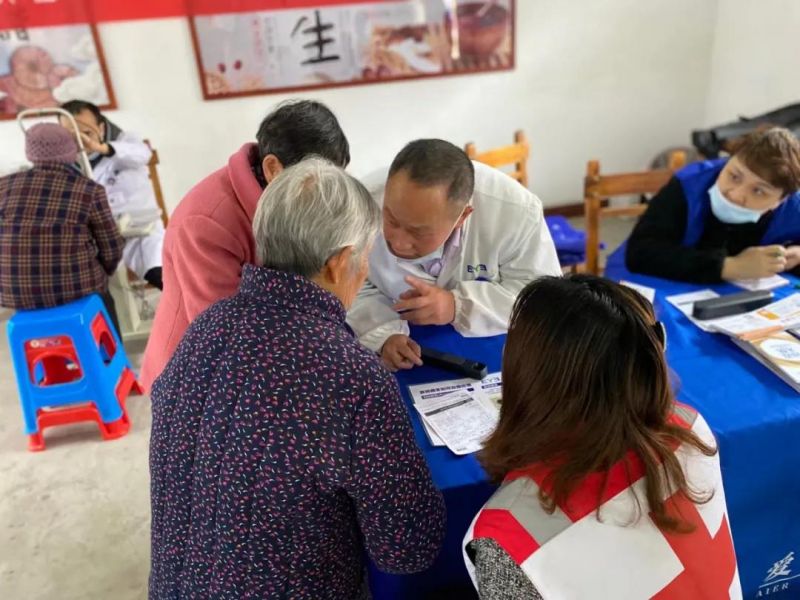 宜春爱尔眼科医院工作人员详细给村民进行讲解眼科问题