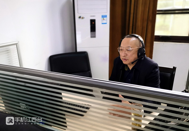 南昌市律师协会会长周兴武在市12348公共法律服务热线平台值班接线