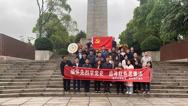 祭扫烈士陵园