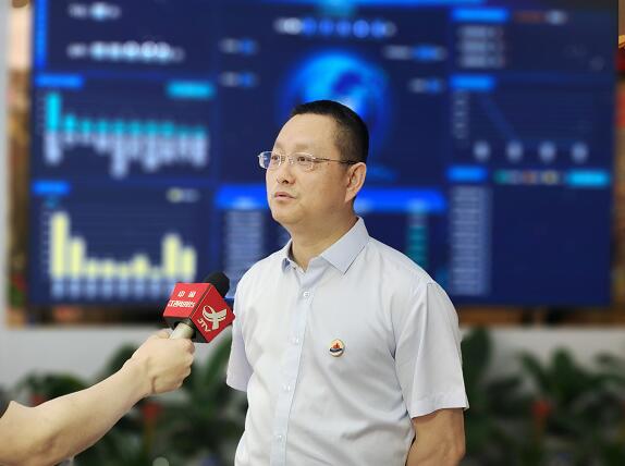 2南昌市新建区行政审批局党组副书记、副局长罗嗣际接受记者采访