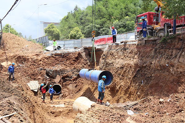 為配合萍蓮高速公路建設,施工人員烈日下吊裝管道