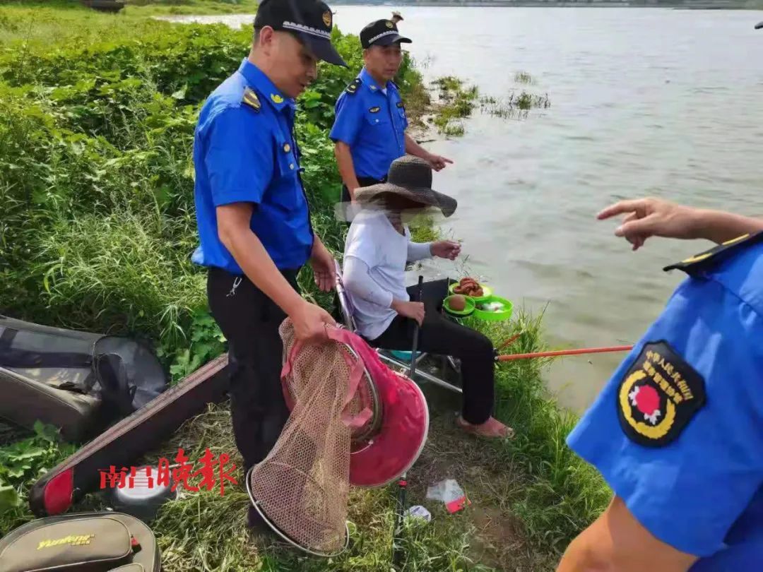 在贛江沿岸違規釣魚南昌不少釣魚人員被勸離暫扣漁具