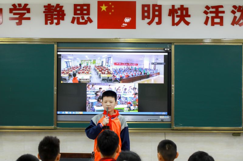 2.图为三地师生通过云视频连线，学生们为大家带来诗词PK，铁路“安全三字经”等节目，让三地小朋友连手更连心（李嘉晟 摄）