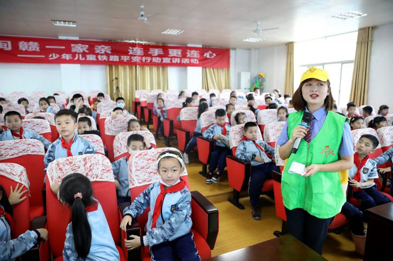 1.图为集团公司青马讲师曾银雪为学生们带来形式活泼，内容丰富的铁路安全知识专题青马微课（易威 摄）