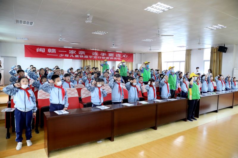 5.图为三地三校师生通过云视频方式，共同举起右拳开展爱路护路宣誓仪式，用稚嫩而铿锵有力的声音，表达爱路护路，从我做起的决心（易威 摄）