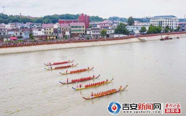 6月3日，选手们劈波斩浪、奋力挥桨，赢得了现场观众的热烈喝彩。 邱哲 摄