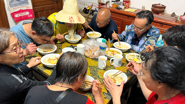 （受困游客被送到安全地带 补充体力    肖颖  图）