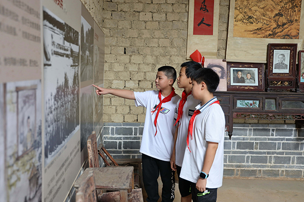 学生参观高自立故居