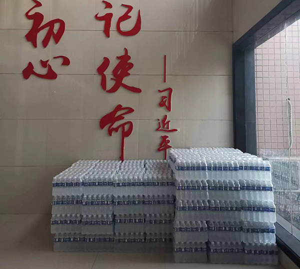 图二：福建泉州萍乡商会捐赠的200件矿泉水。