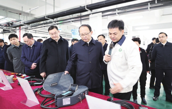 2月2日，吉安市委书记王少玄，市委副书记、市长罗文江等市领导在全市“三看”流动现场会上察看巴斯巴新能源汽车核心零部件生产项目。记者郭弘毅 摄