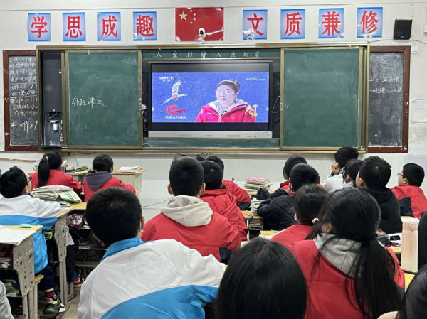 学生观看《2022感动中国人物颁奖盛典》