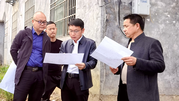 埠前镇党委书记陈伟兵带领项目工作组在项目现场协调用地
