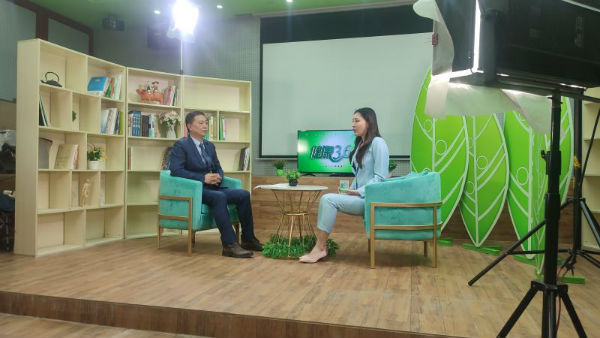 2   感染病专家陈宏义参加电视台科普访谈节目