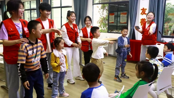 和孩子们玩“你划我猜”游戏