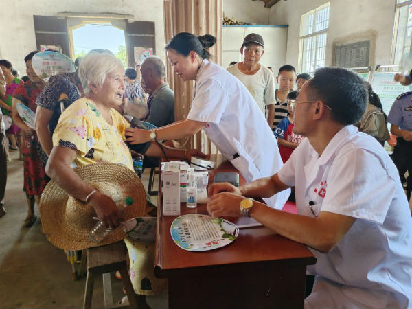 映山红戒毒服务团医疗志愿服务者为群众开展健康体检活动