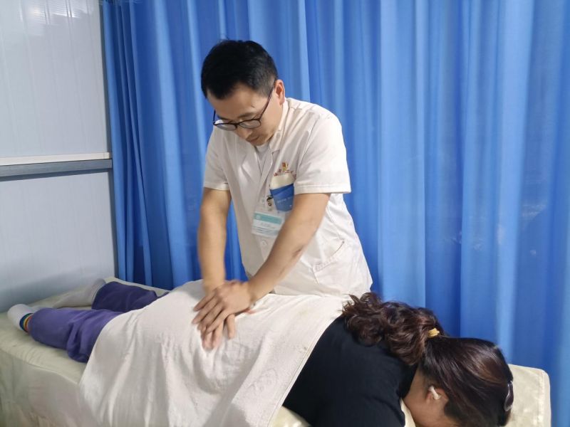 袁州区慈化镇中心卫生院中医科主任毛文海正在为患者提供推拿服务。