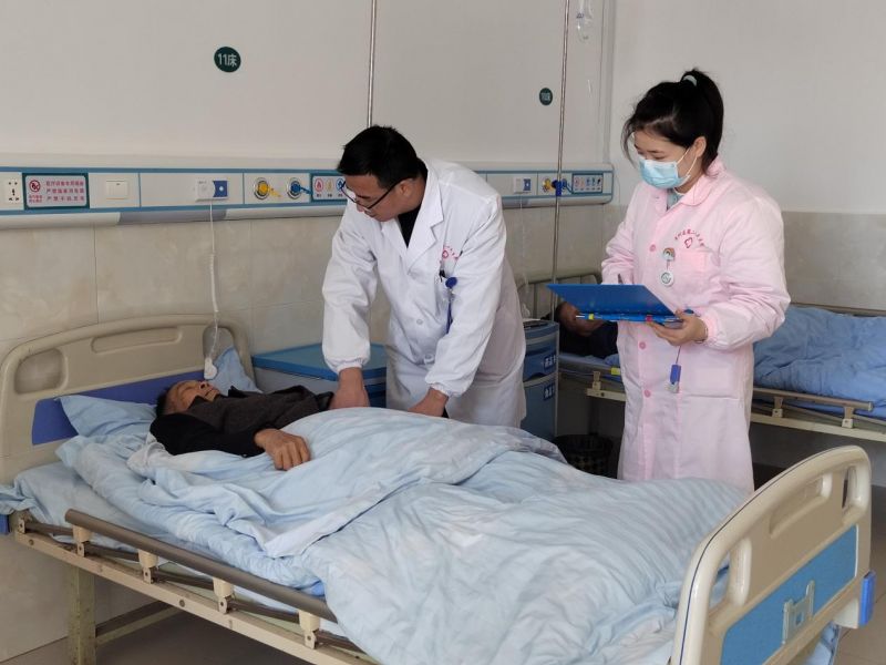 袁州区慈化镇中心卫生院副院长杨家嵩给病人检查术后恢复情况。