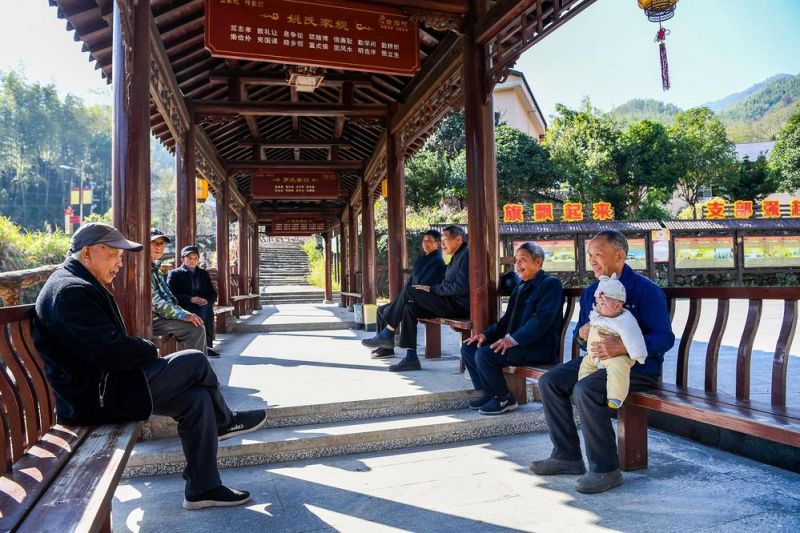 古庙村村民聚在一起聊天