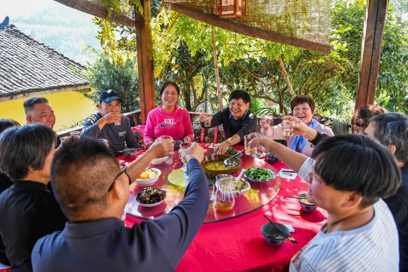 来自广东的游客在南惹村的农家乐聚餐