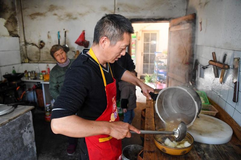 农家乐经营户在为游客烹饪美食