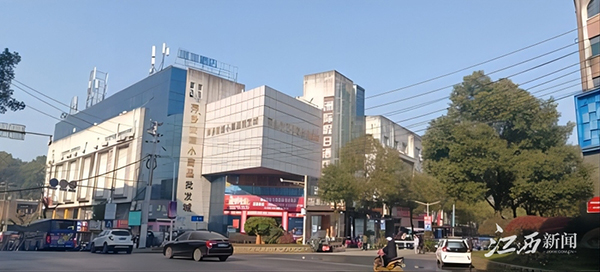 ▲安源小商品批发城加装了疏散通道。摄影︱通讯员 李科