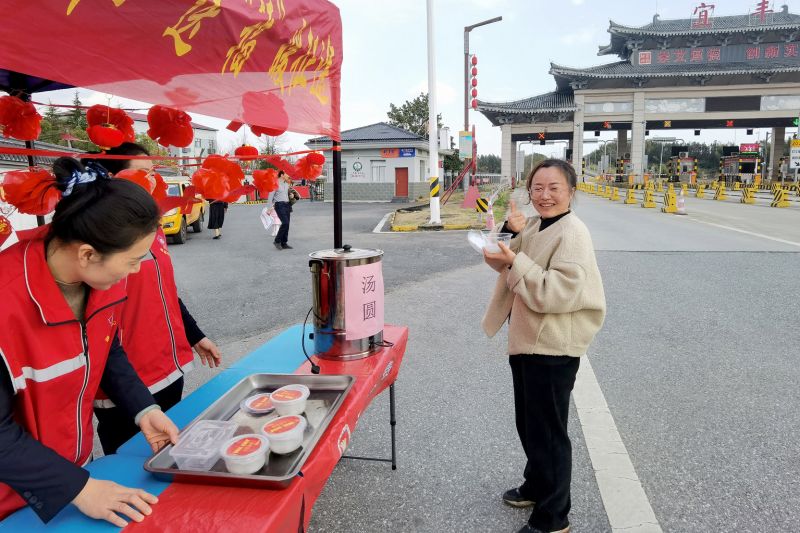 省交通投资集团南昌西管理中心宜丰收费站志愿者与司乘互动开展“吃汤圆、猜灯谜”文明实践活动。胡茜茜 摄