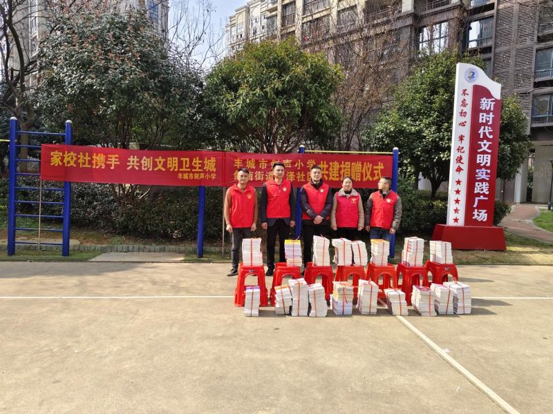 （赠书仪式现场）