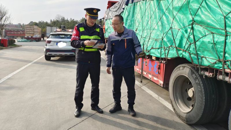 志愿者为货车司机提供安全行驶知识等便民服务 摄影 周洪祥
