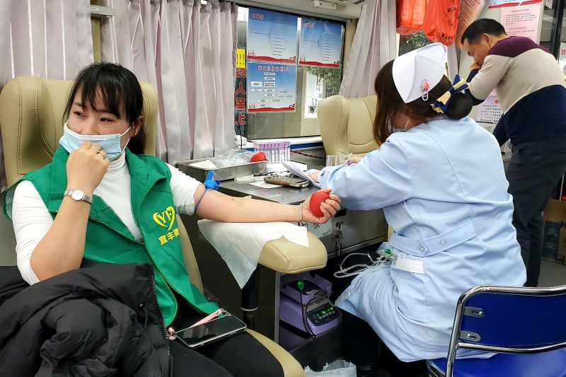 微爱公益志愿者在县中医院门口集合参加无偿献血活动。罗志林 摄