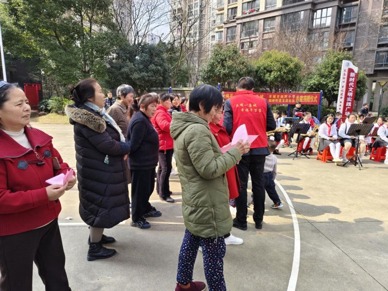 （发放创城调查问卷，科普创城知识）