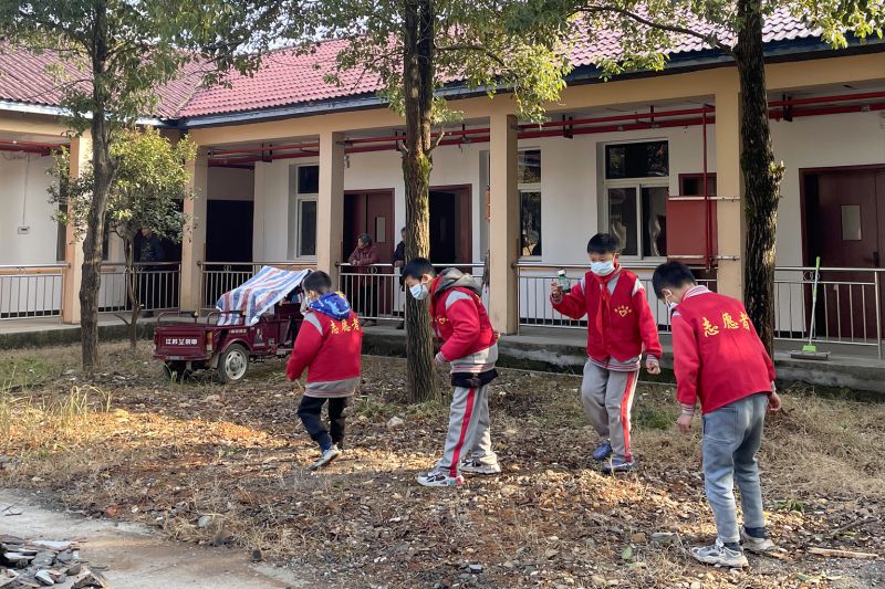 芳溪镇中心小学志愿者到芳溪敬老院打扫环境卫生。黎嘉玲 摄